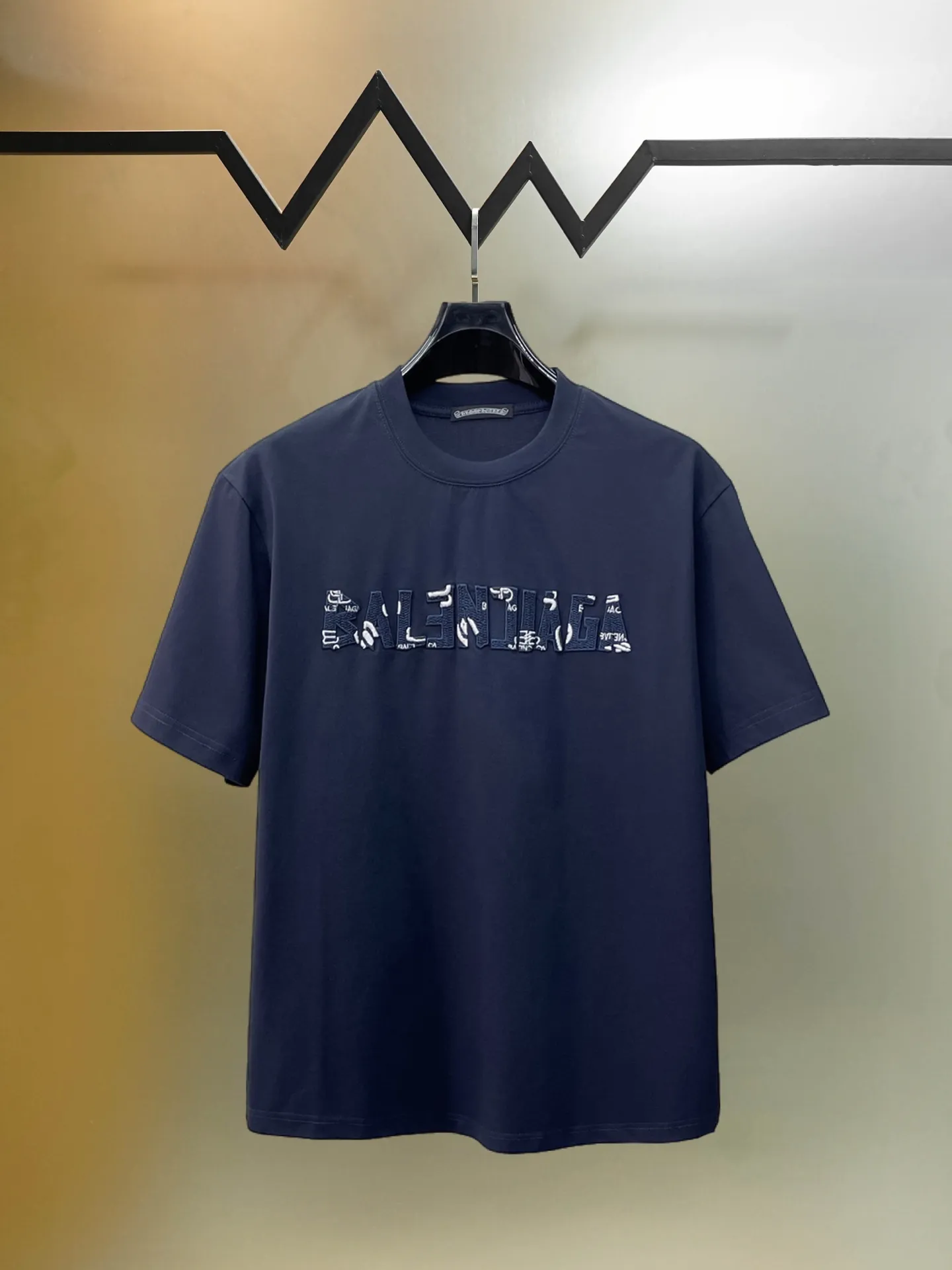 Balenciaga's high-end top-quality products 🐮2026 Spring and Summer New Arrival first counter, the latest New Arrival short-sleeved round neck T-shirt, Premium customized design, avant-garde and fashionable! Brand logo heavy craftsmanship design Premium customized 260g fabric. Soft to the touch. Comfortable to wear. Counter-level exquisite stitching. Fine workmanship. The upper body effect is incomparably handsome! A must-have item for men and women with the same style! Sizes: S~XXL When placing an order, please state your height and weight. The maximum wearing size is 210 pounds (one size larger)